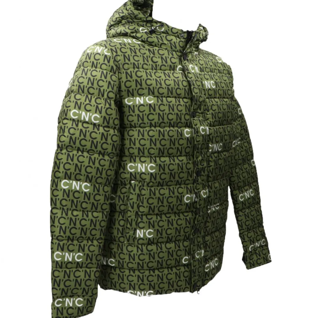capospalla_piumino_cnc_ve_1.webp Cnc Costume National Abbigliamento Giubbotti-CAPOSPALLA PIUMINO CNC Verde Logato